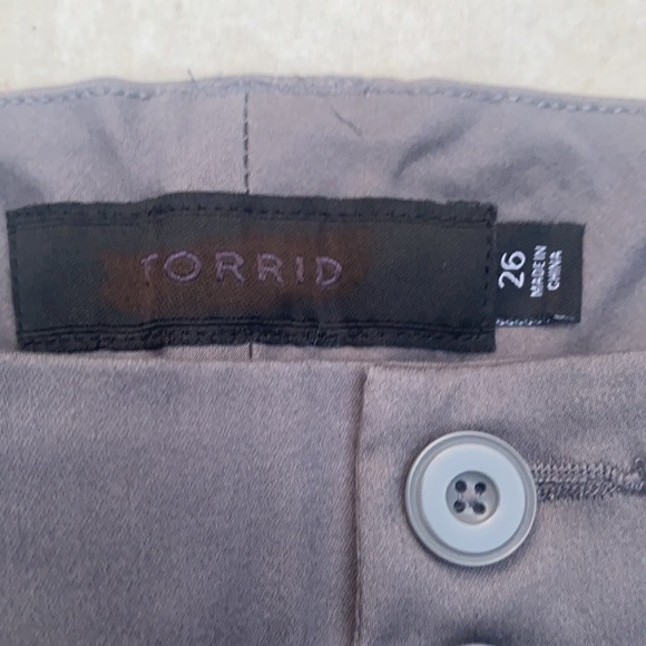 Torrid Shorts 26 Grey Cuffed Hem Studio Stretch Plus - Picture 5 of 8